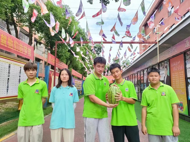 國(guó)產(chǎn)AI大模型驚艷全球，DeepSeek熱度爆表，強(qiáng)勢(shì)登頂微博熱搜榜首！